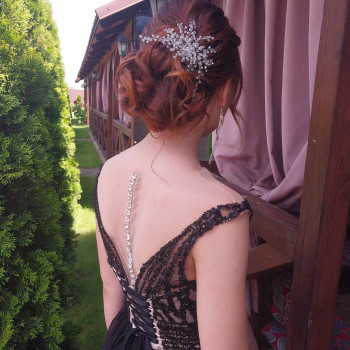 Майстер Юля завжди пропонує прикрасити  такою гарною заколкою. Доречі, виготовляє сама