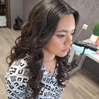 Класичний макіяж та локони - найкращий вибір для 