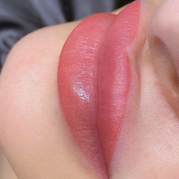 Перманентний макіяж губ 
 
 
 