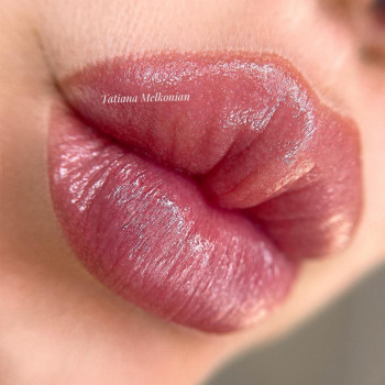 Перманентний макіяж губ 
 
 