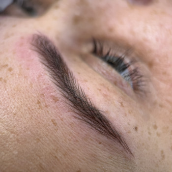 Волоскова техніка перманенту брів