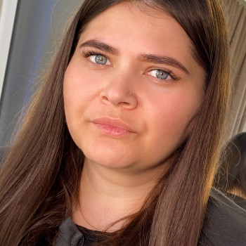 Оформлення, фарбування брів фарбою.