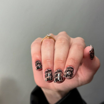 Маникюр на короткие ногти с надписью, фото - Мастер маникюра Ирина Кузнецова