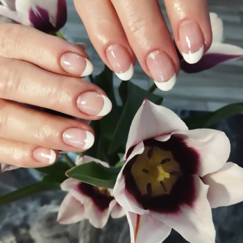 Класичний французький манікюр