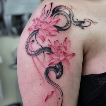 Тату змія на плечі лотос, фото - Тату майстер Валерія Кагамлик