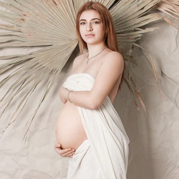 Фотосессия беременности «стандарт» в стиле boohoo студийная
                    Фотограф Вероника Одесса