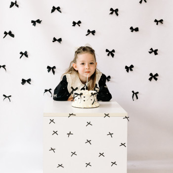 Тематическая фотосессия с бантиками на день рождения торт в подарок
                    Фотограф Вероника Одесса