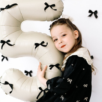 Тематическая фотосессия с бантиками на день рождения торт в подарок
                    Фотограф Вероника Одесса