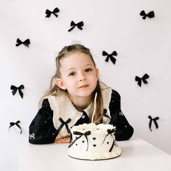 Тематическая фотосессия с бантиками на день рождения торт в подарок
                    Фотограф Вероника Одесса