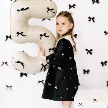 Тематическая фотосессия с бантиками на день рождения торт в подарок
                    Фотограф Вероника Одесса