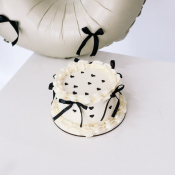 Тематическая фотосессия с бантиками на день рождения торт в подарок
                    Фотограф Вероника Одесса