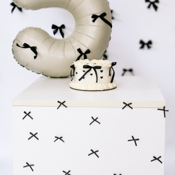 Тематическая фотосессия с бантиками на день рождения торт в подарок
                    Фотограф Вероника Одесса