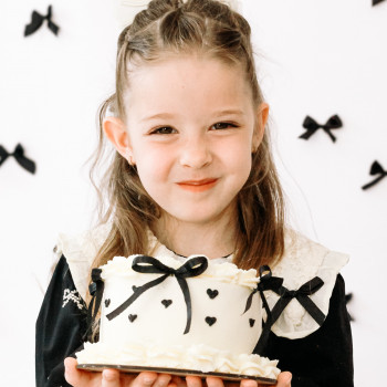 Тематическая фотосессия с бантиками на день рождения торт в подарок
                    Фотограф Вероника Одесса