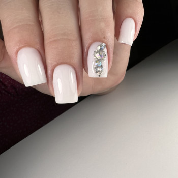 Білий манікюр з камінням святковий, фото - Майстер шугарингу Надія Вакулінська