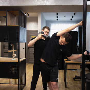 Лікувальне заняття, фізична терапія
                    Фізіотерапевт  Львів