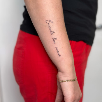 на руці, напис