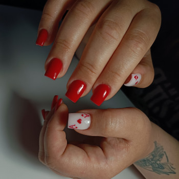 Красный маникюр с рисунком, фото - Мастер маникюра Оксана Степаненко
