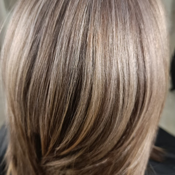 Фарбування в складній техніці та стрижка