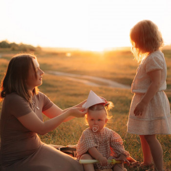Сімейна фотосесія на заході сонечка. Мама та донечки