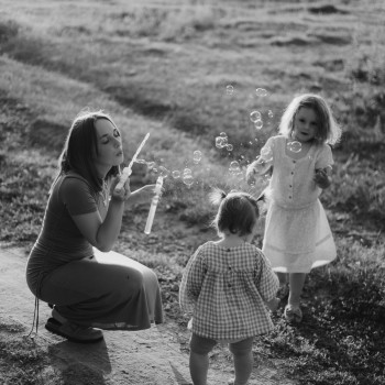 Сімейна фотосесія на заході сонечка. Мама та донечки