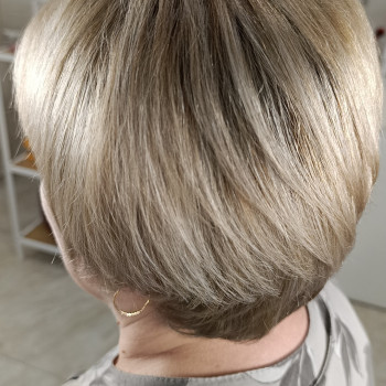 Жіноча стрижка та фарбування