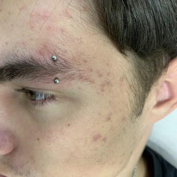 Пірсинг брови для чоловіка