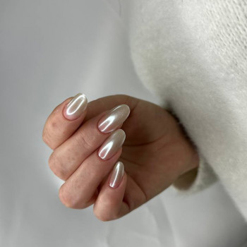 перламутровий маникюр