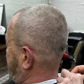 Чоловіча стрижка машинкою
                    Салон красоты Charisma Запорожье