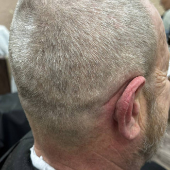 Чоловіча стрижка машинкою
                    Салон красоты Charisma Запорожье