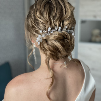 Весільна зачіска «хвилястий пучок»