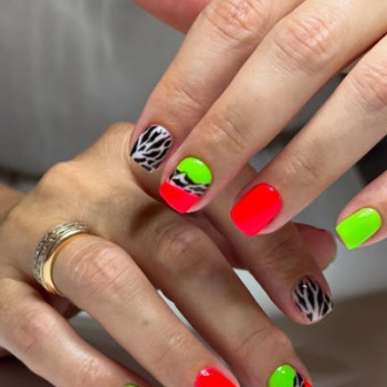 яскравий манікюр