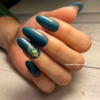 синий маникюр