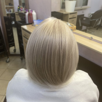 Окрашивание корней (до 5 см) волос красителем клиента
                    Парикмахер-колорист Оксана Киев