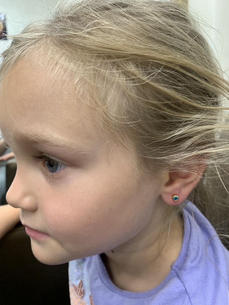 Прокол мочок вух дітям, фото - Майстер з пірсингу Тетяна Ананьєва
