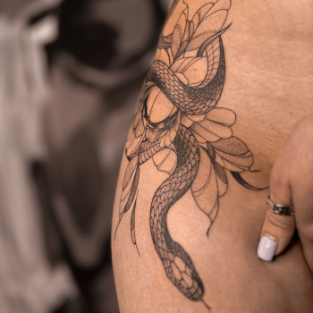 Середнє тату
                    Тату салон TATTOO LAMARCH Киев