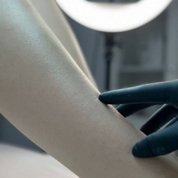 Воскова депіляція ніг