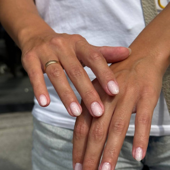 Манікюр зі зняттям та покриттям
                    Салон красоты Fargo Киев