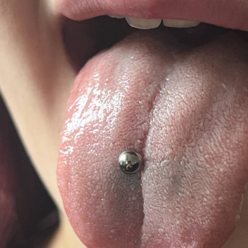 Пірсинг язика від майстра Анастасії