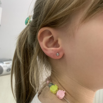 Прокол мочок вух дітям