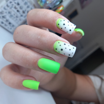 салатовий манікюр
