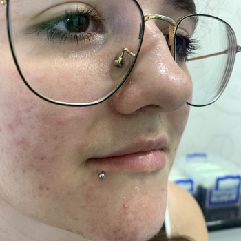 Пірсинг губи лабрет