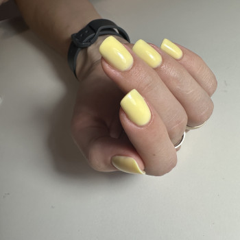 желтый маникюр