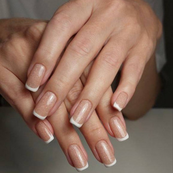 Манікюр зі зняттям та покриттям
                    Салон красоты Fargo Киев