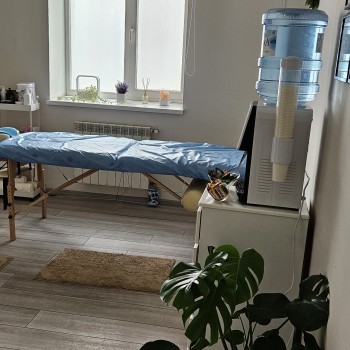 Професійний, затишний кабінет, знаходиться в медичному закладі, обладнаний всім необхідним для комфорту клієнта.