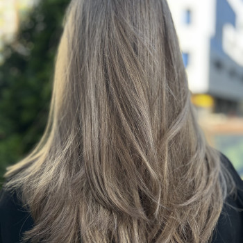 стрижка каскад, однотонне фарбування, вихід з темного