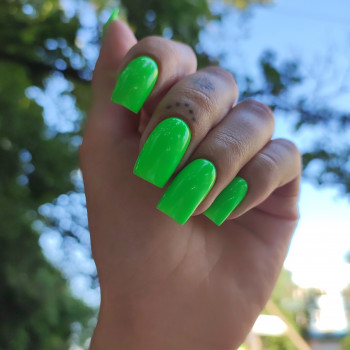 салатовий манікюр