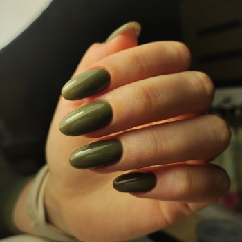 оливковий манікюр
