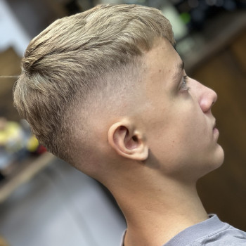 круті дитячі стрижки
барбершоп
подовжений кроп