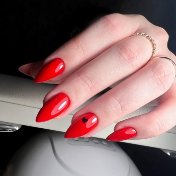 Красный маникюр с сердечками, фото - Мастер маникюра Катерина Вільчук