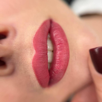 Перманентний макіяж губ
                    Тату мастер Дарина Буча